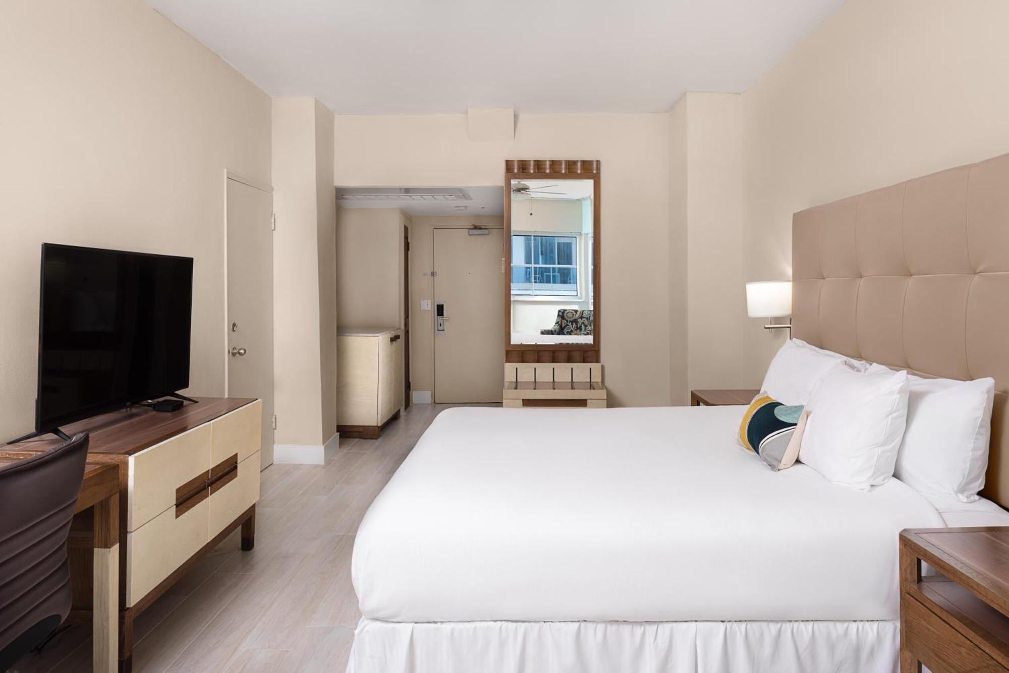 Quarto Deluxe com Cama King-size com Vista Parcial do Mar